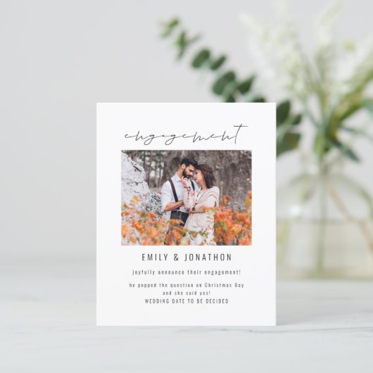 Papier Budget Moderne Script Fiançailles photo Faire-part (Debout devant)