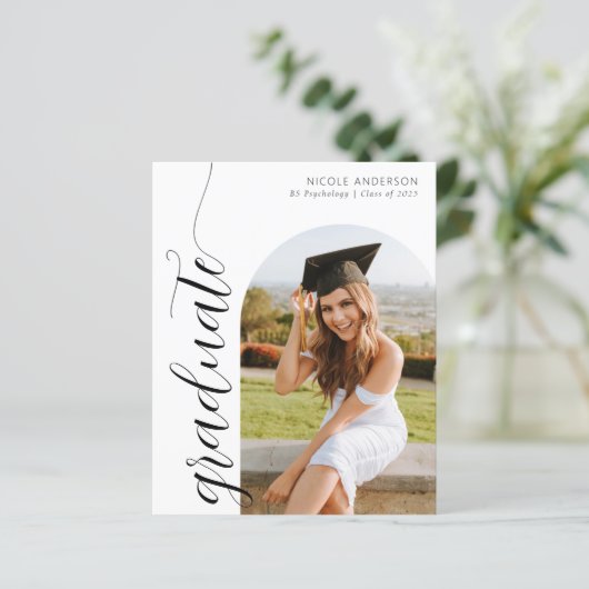 Papier Budget Moderne Script Graduate Photo Faire-part (Debout devant)