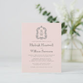 Papier Budget Monogramme Crest Blush Rose Wedding Invitat (Debout devant)