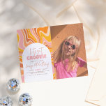 Papier Budget Obtenir Super rose orange photo fête d'anni<br><div class="desc">Soyons super ! Invitations de fête d'anniversaire personnalisées. Un invitation d'anniversaire dynamique et ludique aux couleurs vives, à l'arc chic et à la typographie d'inspiration rétro. L'avant de ces cartes budgétaires comporte un grand motif tourbillon hippie. Il y a une arche blanche pour les détails de l'événement. Le texte commence...</div>