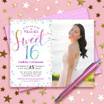 Papier Budget Photo Sweet 16 Parties scintillant arc-en-c<br><div class="desc">"Bonne Douce 16". Envoyez cette invitation étonnante, pétillante, girly, festive, moderne, personnalisée, budget photo fête pour un événement à retenir. Parties scintillant arc-en-ciel typographie et festive turquoise, violet rose et d'or confetti, superposer un arrière - plan blanc sur la moitié gauche de la carte. Une photo d'anniversaire est sur la...</div>