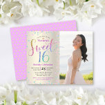 Papier Budget Photo Sweet 16 Rainbow Parties scintillant<br><div class="desc">"Bonne Douce 16". Envoyez cette invitation étonnante, pétillante, girly, festive, moderne, personnalisée, budget photo fête pour un événement à retenir. Parties scintillant arc-en-ciel typographie et festive turquoise, violet rose et d'or confetti, superposer un arrière - plan métallique feuille d'or champagne sur la moitié gauche de la carte. Une photo d'anniversaire...</div>