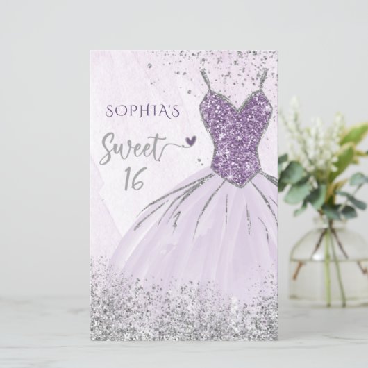 Papier Budget Purple Robe Douce 16 Invitation (Debout devant)