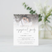 Papier Budget QR Code Photo Engagement Invitation (Debout devant)