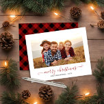 Papier BUDGET Red Buffalo Plaid Script Photo de Noël<br><div class="desc">BUDGET Red Buffalo Plaid Script Joyeux Noël Photo Holiday Card avec votre photo préférée et un script simple mais élégant Joyeux Noël salutation. Le dos est orné d'un chèque en plastique de buffle festif et rustique en rouge d'hiver. Parfait pour vos cartes de fin de année cette année ! **Notre...</div>