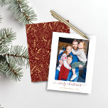 Papier BUDGET Red Gold Simple Joyeux Noël Photo<br><div class="desc">BUDGET Red Gold Simple Script Modern Joyeux Noël Photo Holiday Card avec vos photos préférées et un script simple mais élégant Joyeux voeux de Noël. Le dos est orné d'un motif festif mais élégant de feuilles en feuille d'or, de pins et d'autres plantes botaniques d'hiver sur un arrière - plan...</div>