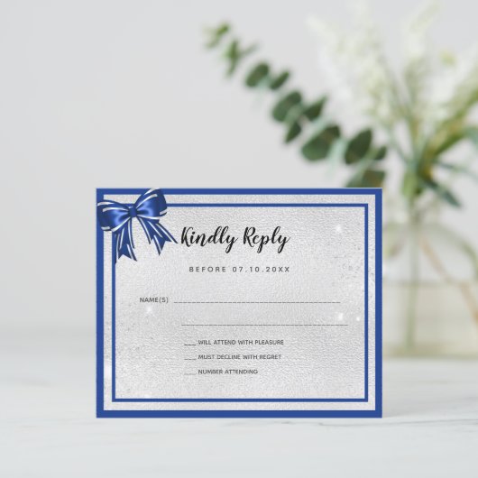 Papier Budget royal bleu élégant arc mariage RSVP (Debout devant)