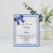 Papier Budget royal blue silver bow wedding invitation (Debout devant)