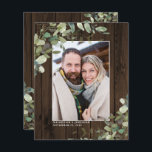 Papier Budget Rustic Wood Eucalyptus Photo Enregistrer la<br><div class="desc">BUDGET Bois rustique Eucalyptus Verdure Photo Mariage Enregistrer la Date avec votre photo fiançailles et notre belle Californie (ouest) eucalyptus vert, vert botanique moderne de la verdure et typographie moderne sur un arrière - plan rustique de bois de ferme. Élégamment moderne, mais intemporelle et classique. Ce design combine les éléments...</div>