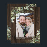 Papier Budget Rustic Wood Eucalyptus Photo Enregistrer la<br><div class="desc">BUDGET Bois rustique Eucalyptus Verdure Photo Mariage Enregistrer la Date avec votre photo fiançailles et notre belle Californie (ouest) eucalyptus vert, vert botanique moderne de la verdure et typographie moderne sur un arrière - plan rustique de bois de ferme. Élégamment moderne, mais intemporelle et classique. Ce design combine les éléments...</div>