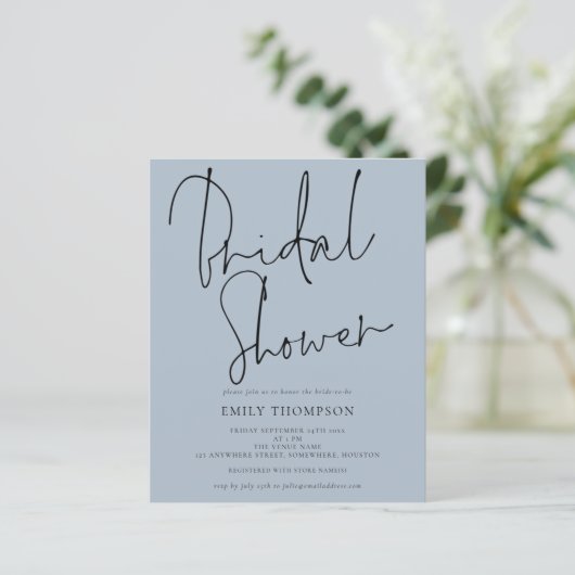 Papier Budget Script Dusty Blue Bridal Shower Invitation (Debout devant)
