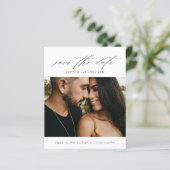 Papier Budget Script Photo Save The Date (Debout devant)