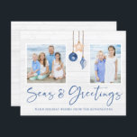 Papier Budget Seas et salutations Beach Wood Holiday Phot<br><div class="desc">Budget Seas et salutations Ornement de coquillages sur le bois côtier Fête de Noël Cartes de poste de Noël avec des ornements de coquillages bleu marine et sable tan de l'océan accrochés à la corde de jute de voile sur le bois de shiplap côtier avec élégante typographie. Ajoutez deux de...</div>