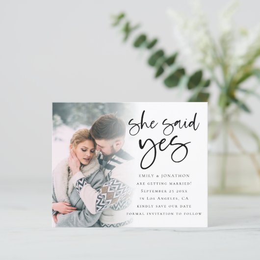 Papier Budget She Said Yes QR Code Photo Save The Date (Debout devant)