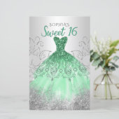 Papier Budget Silver Green Robe Sweet 16 Invitation (Debout devant)