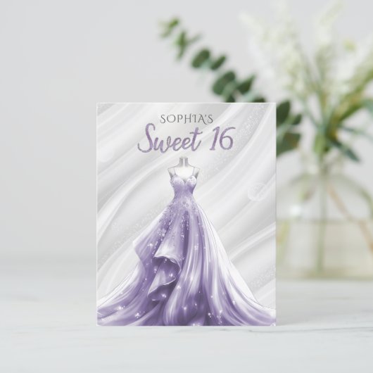 Papier Budget Silver Purple Robe Sweet 16 invitation (Debout devant)
