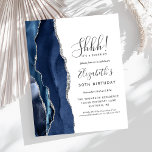 Papier Budget Surprise 30e anniversaire fête Blue Agate<br><div class="desc">Le bord gauche de cette élégante invitation de fête d'anniversaire surprise est orné d'une bordure marine en aquarelle bleu ornée d'une parties scintillant en faux argent. Le texte personnalisable combine écriture manuscrite, copperplate et polices italiques en gris fusain sur un arrière - plan blanc. L'envers est assorti d'un design d'agate...</div>