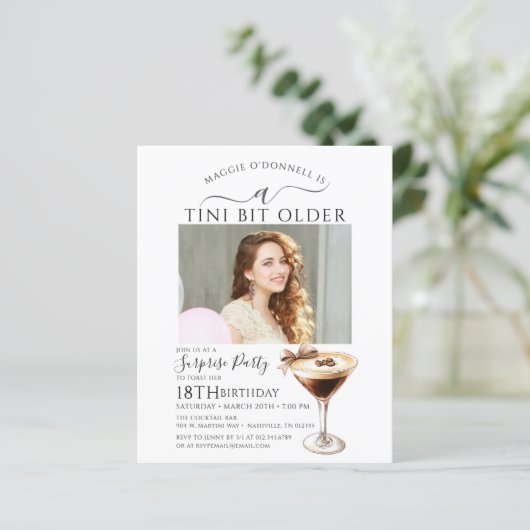 Papier BUDGET SURPRISE PARTY Tini Bit Older Martini 18e (Debout devant)