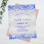Papier Budget Sweet 16 argent royal bleu invitation<br><div class="desc">Pour une soirée branchée Sweet 16,  16e anniversaire. Un arrière - plan métallique à l'aspect faux argenté. Décoré de parties scintillant en faux bleu royal. Personnalisez et ajoutez un nom et des détails du parti. Le nom est écrit avec un script de style manuscrit</div>