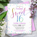Papier Budget Sweet 16 Rainbow Parties scintillant Confet<br><div class="desc">"Bonne Douce 16". Envoyez cette invitation étonnante, pétillante, girly, festive, moderne, personnalisée, budget personnalisé pour un événement à retenir. La typographie de script de parties scintillant arc-en-ciel, ainsi que les festifs confettis turquoise, rose violet et or, recouvre un arrière - plan blanc. Un motif à points de parties scintillant d'or...</div>