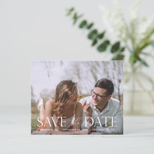 Papier Budget The Script H Modern Photo Save the Date (Debout devant)