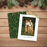Papier BUDGET Vert or simple Joyeux Noël photo<br><div class="desc">BUDGET Green Gold Simple Script Modern Joyeux Noël Photo Carte de vacances avec vos photos préférées et un script simple mais élégant Joyeux voeux de Noël. Le dos est orné d'un motif festif mais élégant de feuilles en feuille d'or, de pins et d'autres plantes botaniques d'hiver sur un arrière -...</div>