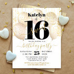 Papier Budget White Gold Parties scintillant Sweet 16 Bal<br><div class="desc">"Bonne Douce 16". Faites-nous parvenir cette invitation de fête unique, simple, festive, moderne et personnalisée pour un événement à retenir. La typographie noire et la typographie audacieuse, graphique et manuscrite recouvrent des ballons d'or et des lampes à cordes brillantes d'or sur un arrière - plan blanc sophistiqué. Personnalisez le texte...</div>