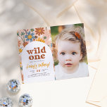 Papier Budget Wild One Retro Photo 1er anniversaire fête<br><div class="desc">Célébrez la journée spéciale de votre petite fille avec l'invitation de la fête d'anniversaire de cette charmante fleur sauvage. L'avant de la carte budget présente un motif dessiné à la main de fleurs sauvages fantaisistes, dans une palette de couleurs boho 70's marron, beige, rose, jaune, vert & bleu. Les détails...</div>