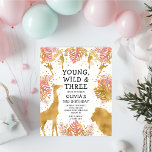 Papier Budget Young Wild Three Pink 3e anniversaire Invit<br><div class="desc">Cette invitation à la fête du troisième anniversaire de ce safari dans la jungle "Young, Wild & Three" a pour thème les animaux de fausse feuille d'or (girafe, lion et singes), le feuillage de la jungle dorée et rose, et un arrosage de confettis d'or sur un arrière - plan blanc....</div>