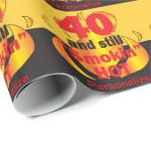 Papier Cadeau 40 et toujours anniversaire chaud de Smokin | (Coin rond)