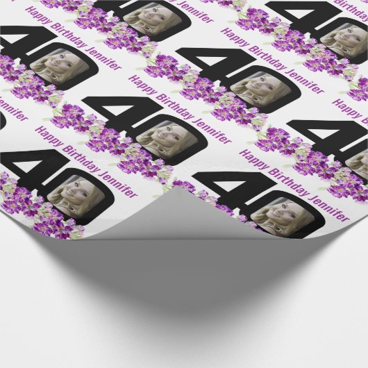 Papier Cadeau 40e anniversaire photo fun mono et fleurs violette (Coin)