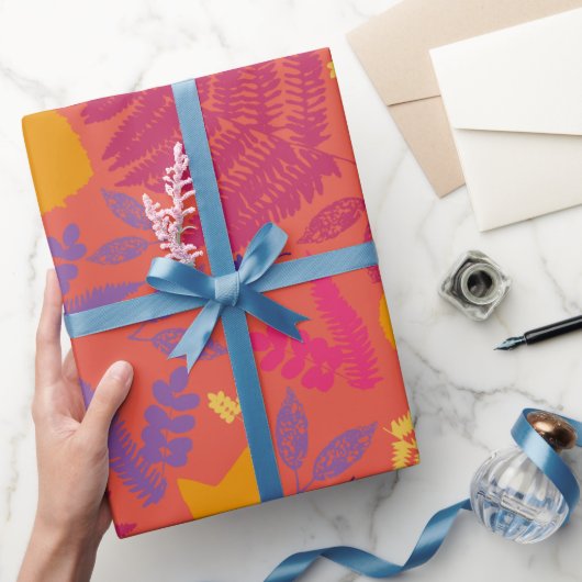 Papier cadeau à motif de fougère rose vif et chaud (Cadeaux)