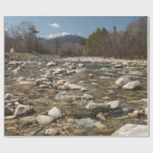 Papier Cadeau A running stream river with clear water flowing wi (Plat)