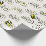 Papier Cadeau Abeille jaune miel & motif crème de marguerite bla<br><div class="desc">Ce papier d'emballage mignon présente un fond crème / blanc avec des motifs d'abeilles à miel / bourdon et des marguerites blanches. Changez la couleur de fond et personnalisez selon vos besoins. Vous pouvez trouver plus de produits assortis dans ma boutique.</div>