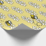 Papier Cadeau Abeille jaune miel & motif de marguerite blanche<br><div class="desc">Ce papier d'emballage mignon présente un fond jaune moutarde clair avec des motifs d'abeilles miel / abeilles bourdon et de marguerites blanches. Changez la couleur de fond et personnalisez selon vos besoins. Vous pouvez trouver plus de produits assortis dans ma boutique.</div>