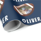 Papier Cadeau American Football Ball Boy Photo (Coin rond)