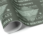 Papier Cadeau American Made 80th Birthday<br><div class="desc">Un design unique de fête du 80e anniversaire pour les hommes et les femmes dans l'armée,  les républicains,  ou tout patriotique américain. Cette conception a un aigle,  des étoiles,  des rayures dans différentes nuances de vert militaire. Personnalisez-le en customisant le nom de la personne qui fête l'anniversaire !</div>