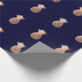 Papier Cadeau Ananas rose d'or de Faux sur le bleu marine (Coin)