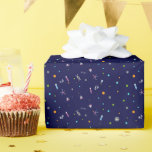Papier Cadeau Anniversaire des sciences<br><div class="desc">Élevez l'atmosphère de fête à thème scientifique avec notre papier d'emballage Anniversaire de enfant Chemistry Set! Ces papiers d'emballage vibrants présentent un design captivant d'un ensemble de chimie aux accents néons, complétant parfaitement votre célébration scientifique. Ajoutez une touche de charme scientifique à votre fête avec ce délicieux papier d'emballage !...</div>