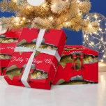Papier Cadeau "Ayez un Jolly Walleye Christmas" Papier à envelop<br><div class="desc">Un brochet de doré avec des rubans de Noël nage sur un arrière - plan rouge. Le texte dit : "Ayez un Noël à la galerie."</div>