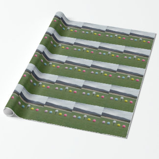 Papier Cadeau Ballons de golf aux couleurs vives sur une montagn