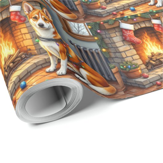 Papier Cadeau Basenji Sitting by Fireplace with Christmas Lights (Coin rond)