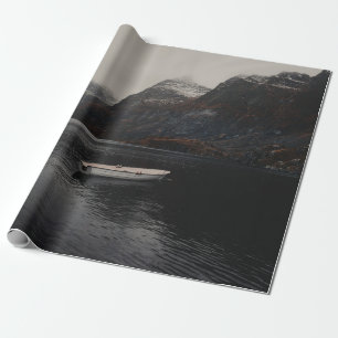 PAPIER CADEAU BATEAU BLANC SUR LE CORPS D'EAU PRÈS DES MONTAGNE