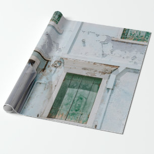 PAPIER CADEAU BÂTIMENT BÉTON BLANC AVEC TROIS FENÊTRES VERTES