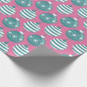 Papier Cadeau Baubles de Noël turquoises avec Arrière - plan ros (Coin)