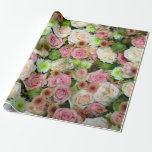 Papier Cadeau Beau Rose<br><div class="desc">De beaux roses décorent cet enveloppement cadeau. Serait idéal pour de nombreuses occasions,  y compris mariages,  anniversaires,  fête des mères,  Saint-Valentin ou anniversaires.</div>