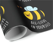 Papier Cadeau Bee-lieve in Yourself Funny Bee Pun Dark BG (Coin rond)