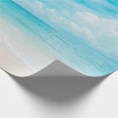 Papier Cadeau Belle plage tropicale avec ciel bleu et c blanc (Coin)
