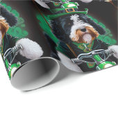 Papier Cadeau Bernedoodle Chien conduisant vélo St. Patrick's Da (Coin rond)