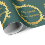 Papier Cadeau Bilingue Vert Golden Feliz Navidad Christmas<br><div class="desc">Élégant papier d'enveloppement de couronne de Noël vert et doré bilingue. "Joyeux Noël" en anglais et "Feliz Navidad" en espagnol ; les deux sont personnalisables pour être écrits dans votre propre langue. Un design magnifique et sophistiqué pour envelopper vos cadeaux en période de Noël. Donnez-leur votre touche personnelle en ajoutant...</div>